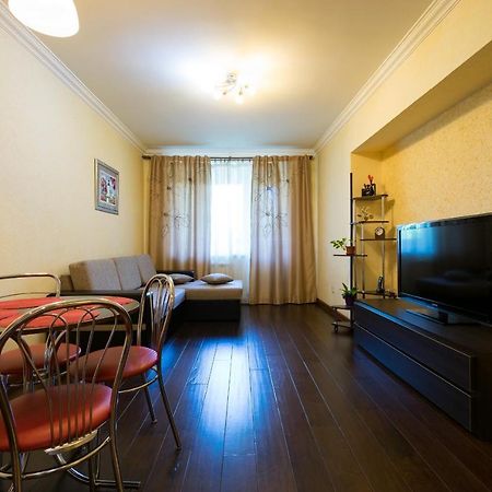 Nadezhda Apartments In Touristic Area, On The Dostyk Avenue 89 Almaty Bagian luar foto