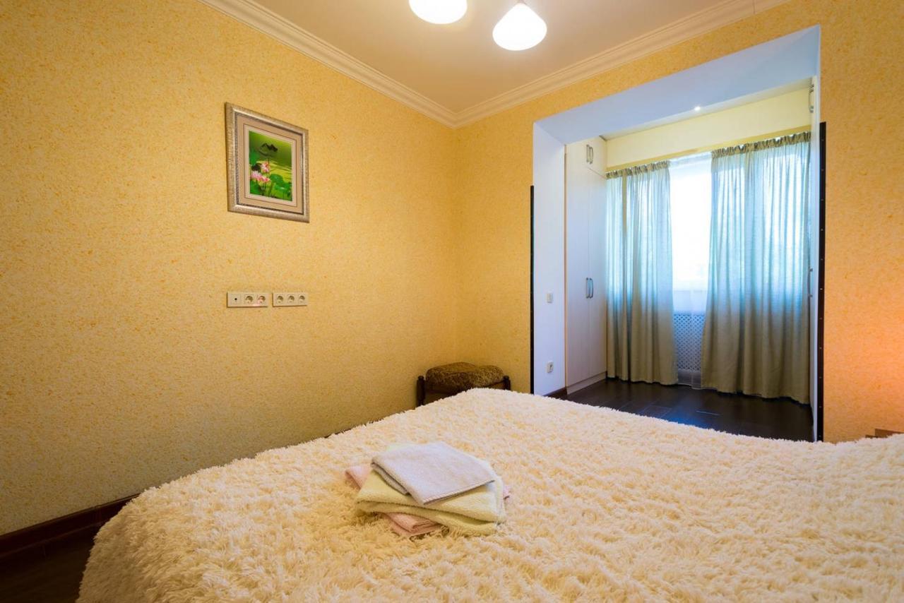 Nadezhda Apartments In Touristic Area, On The Dostyk Avenue 89 Almaty Bagian luar foto