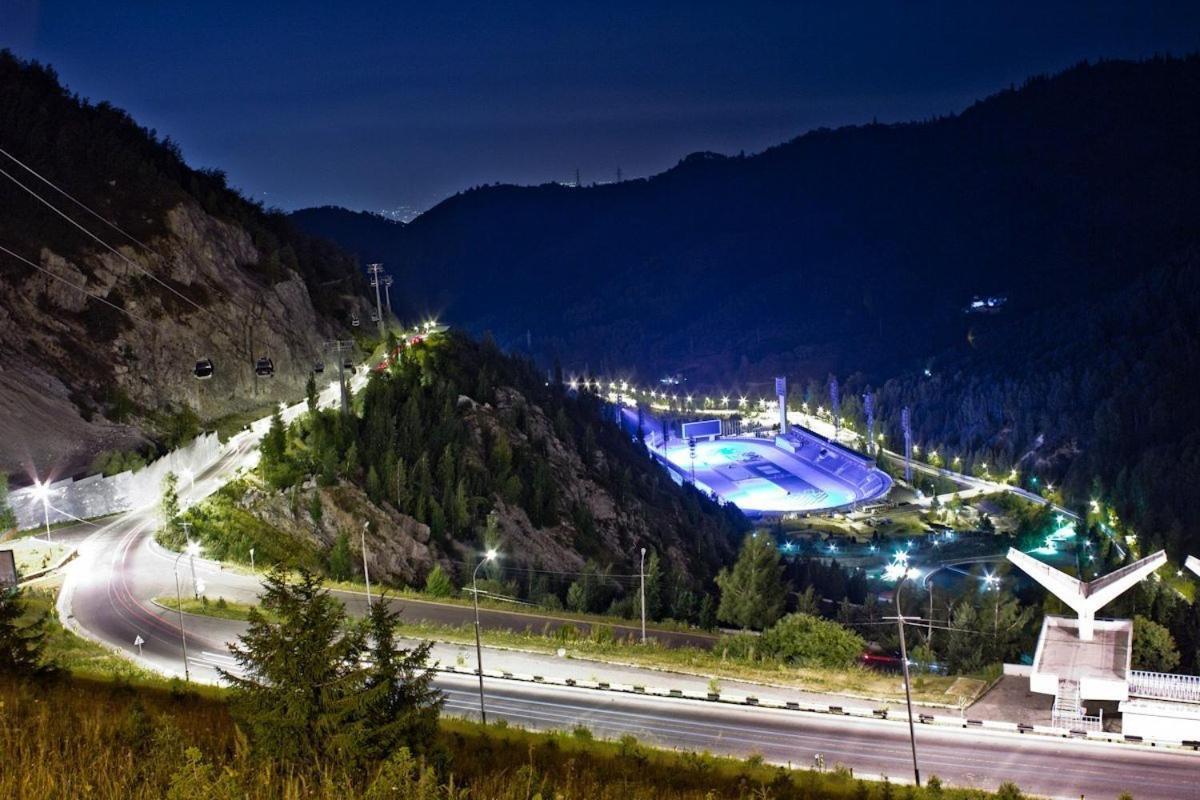 Nadezhda Apartments In Touristic Area, On The Dostyk Avenue 89 Almaty Bagian luar foto