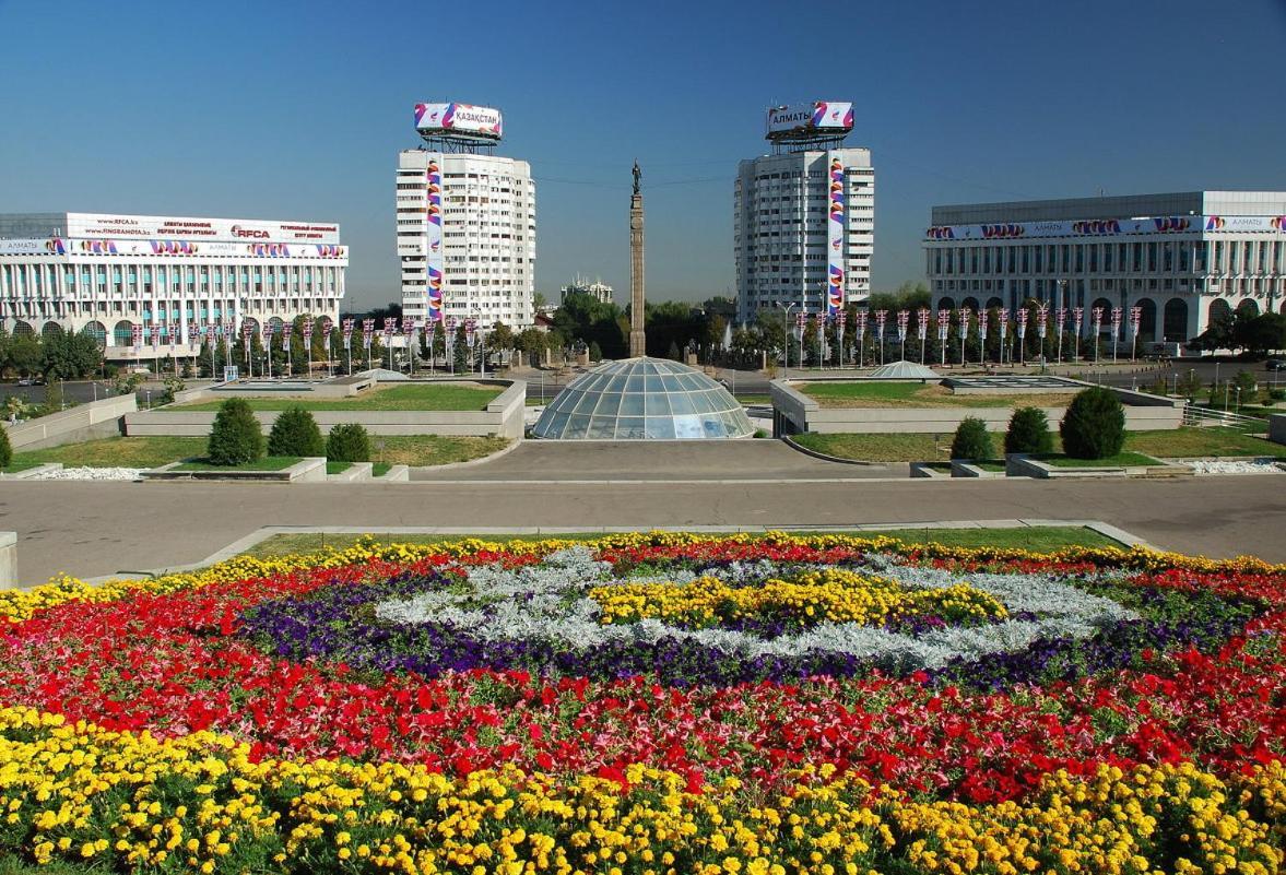 Nadezhda Apartments In Touristic Area, On The Dostyk Avenue 89 Almaty Bagian luar foto