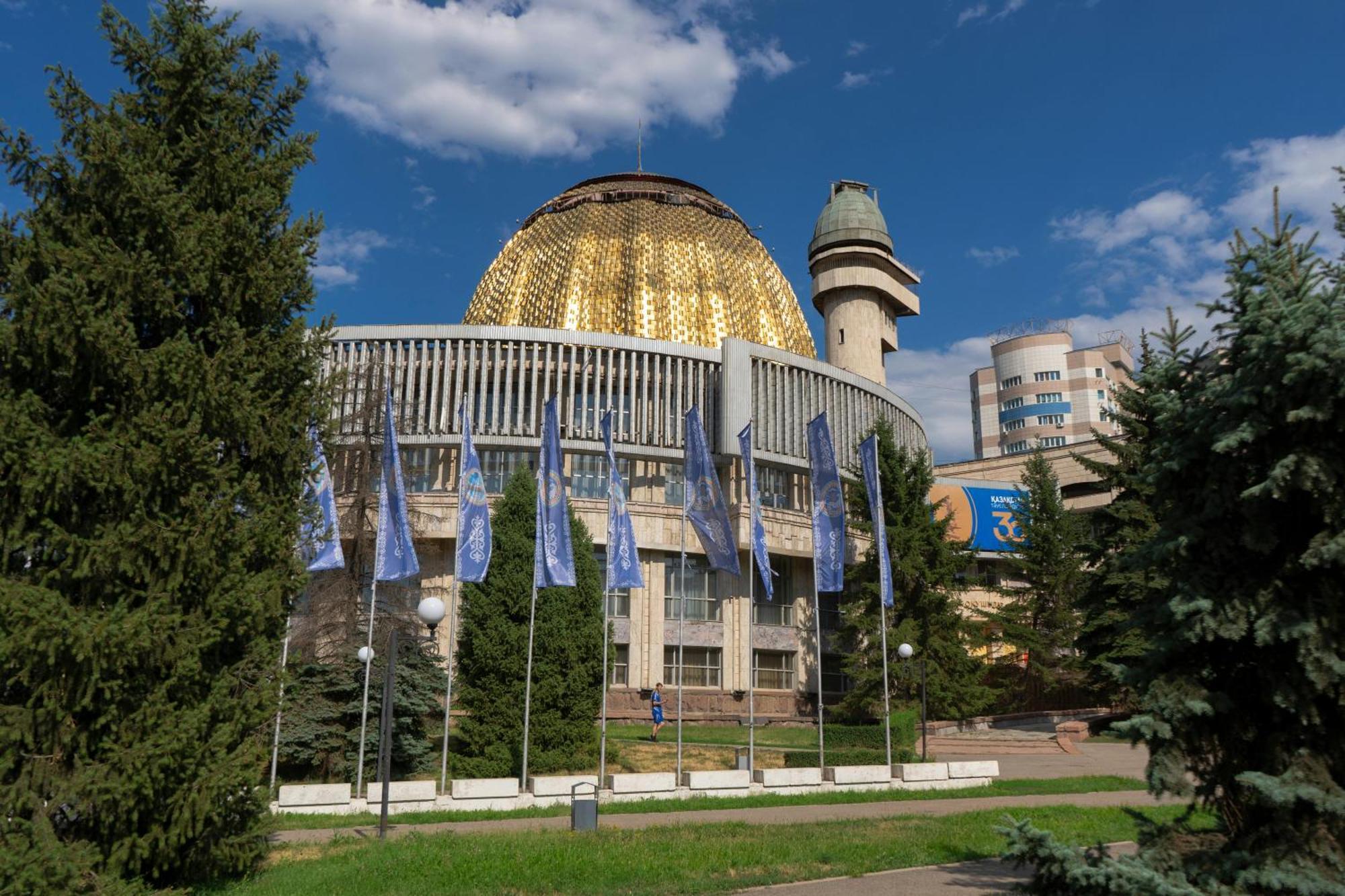 Nadezhda Apartments In Touristic Area, On The Dostyk Avenue 89 Almaty Bagian luar foto