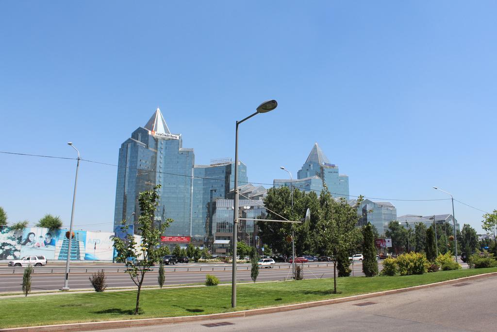 Nadezhda Apartments In Touristic Area, On The Dostyk Avenue 89 Almaty Bagian luar foto