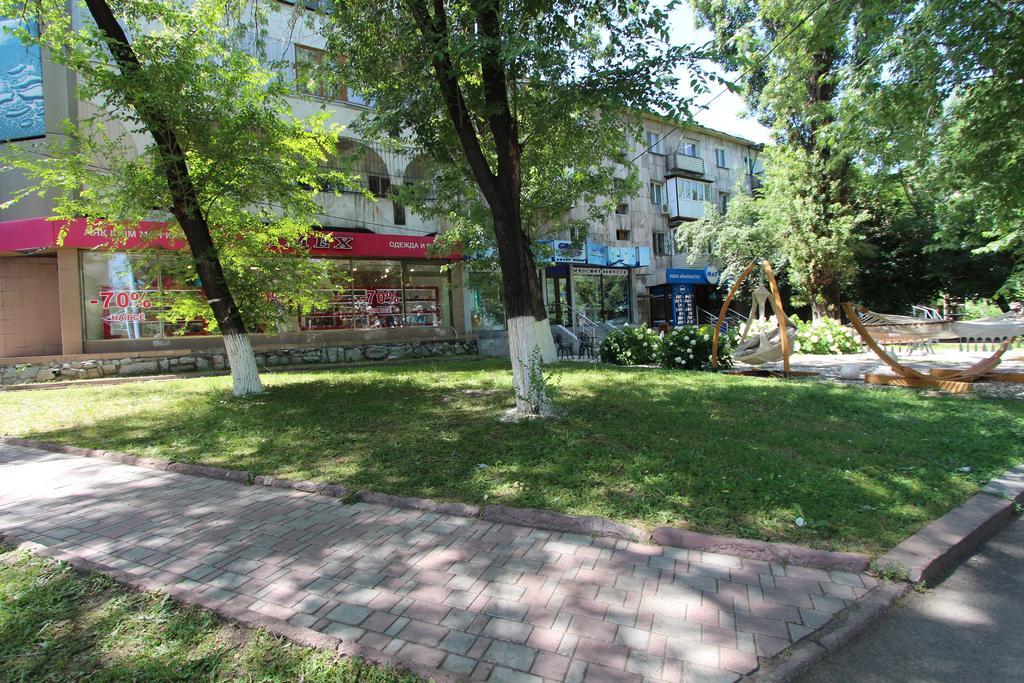 Nadezhda Apartments In Touristic Area, On The Dostyk Avenue 89 Almaty Bagian luar foto