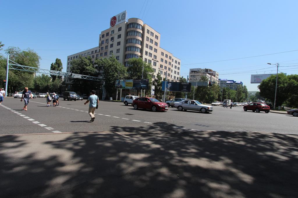 Nadezhda Apartments In Touristic Area, On The Dostyk Avenue 89 Almaty Bagian luar foto