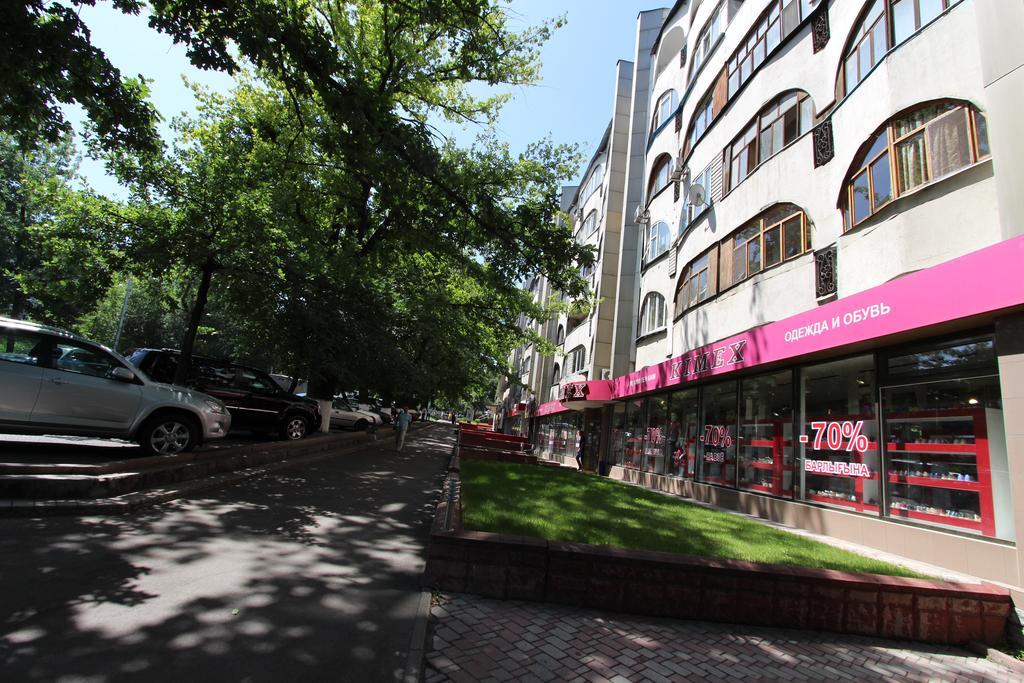 Nadezhda Apartments In Touristic Area, On The Dostyk Avenue 89 Almaty Bagian luar foto
